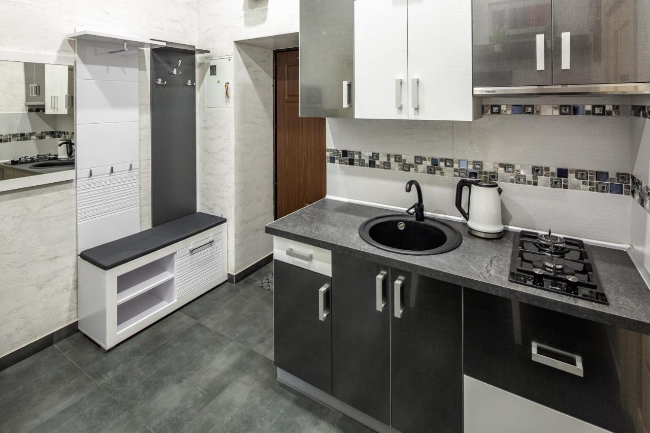 Apartment On Lesya Ukrainka ลวีฟ ภายนอก รูปภาพ