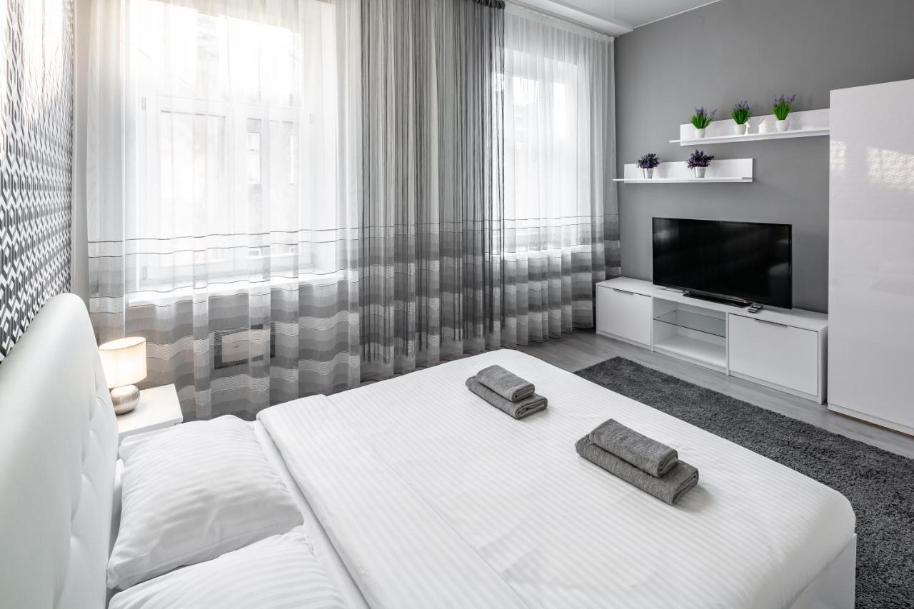 Apartment On Lesya Ukrainka ลวีฟ ภายนอก รูปภาพ